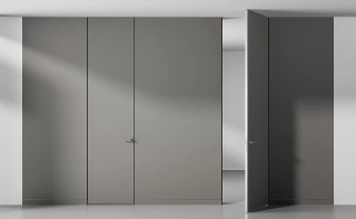 Высота до 6 метров: усиленный каркас внутри полотна придает прочности высокой двери