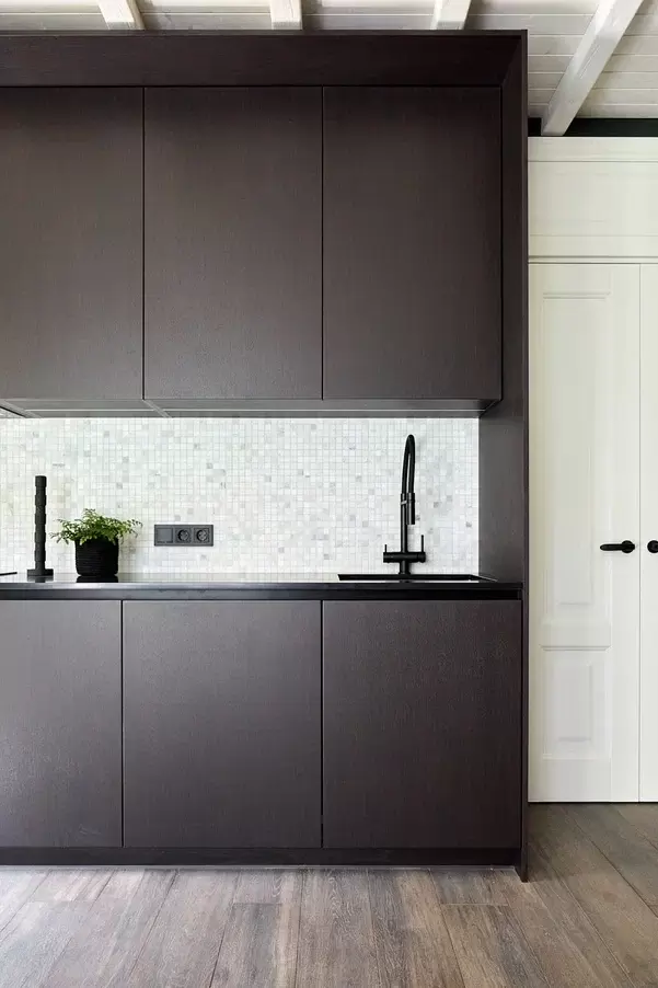 Кухня-гостиная с цветущим камином — 14