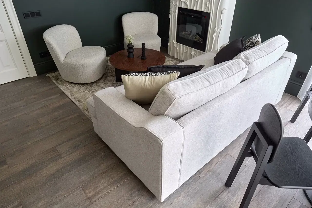 Кухня-гостиная с цветущим камином — 16