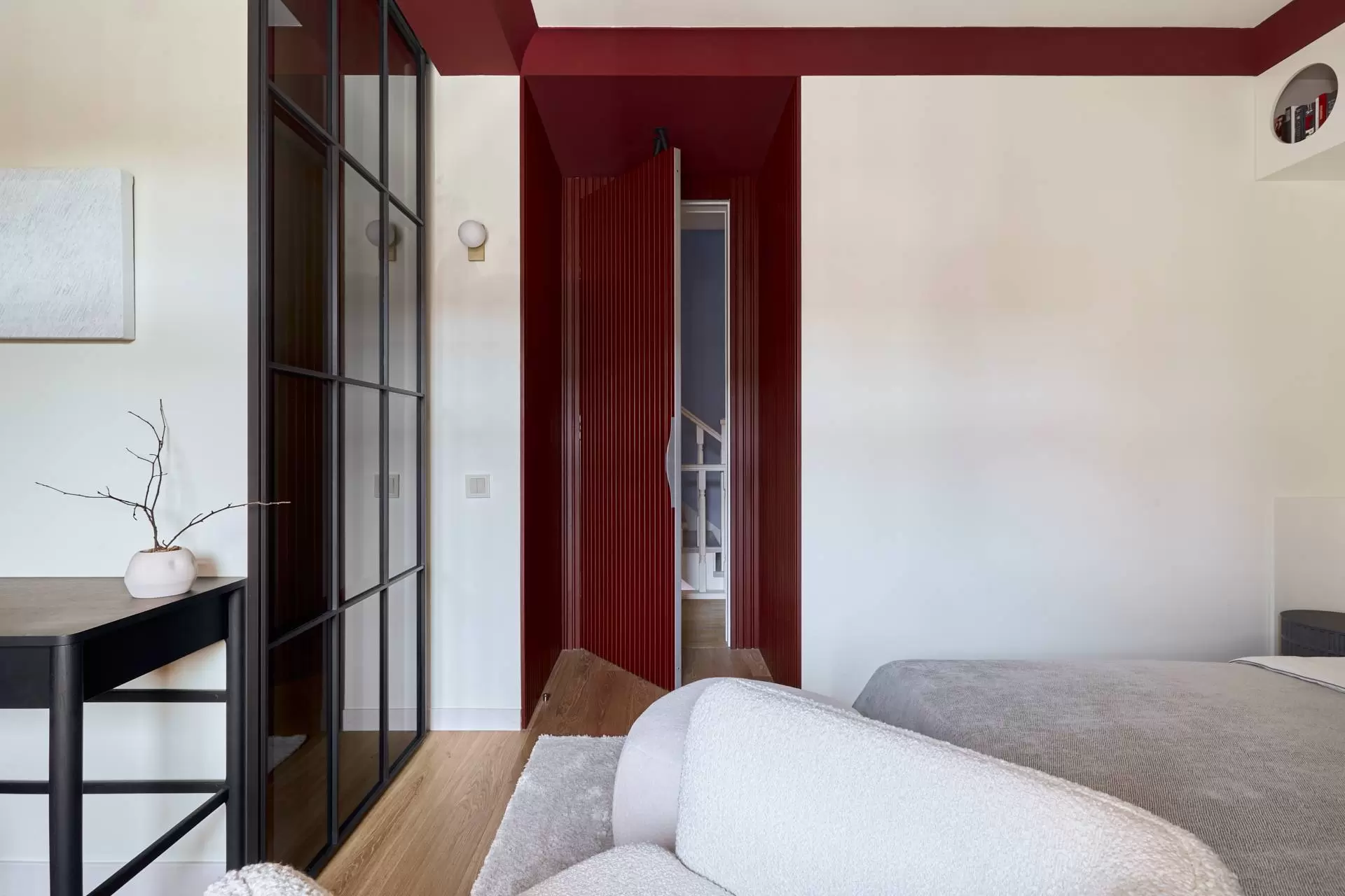 Спальня с багровым порталом — 11