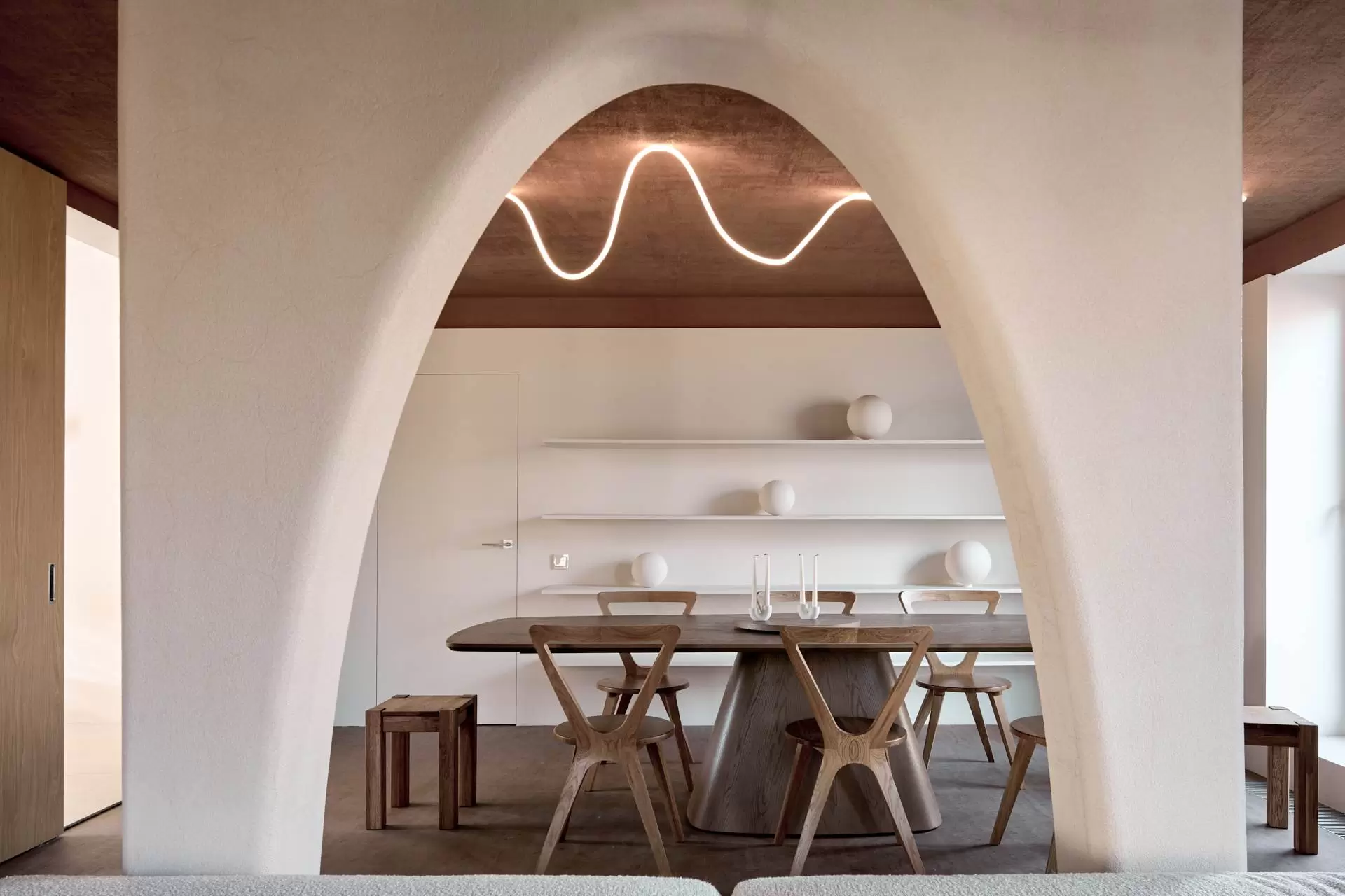 Обнимающая гостиная для многодетной семьи — 11