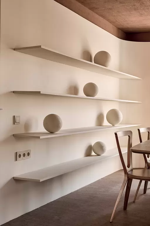 Обнимающая гостиная для многодетной семьи — 14